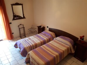 Comfort Double Room | Desk, blackout drapes, cribs/infant beds, bed sheets - Lo Scoiattolo (Castellafiume)