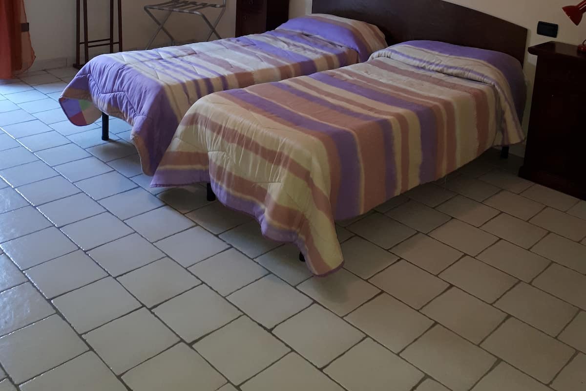 Bureau, rideaux occultants, lits bébé (en supplément), draps fournis
