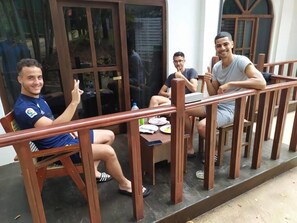 Chambre Double Standard, 1 très grand lit | Terrasse/Patio