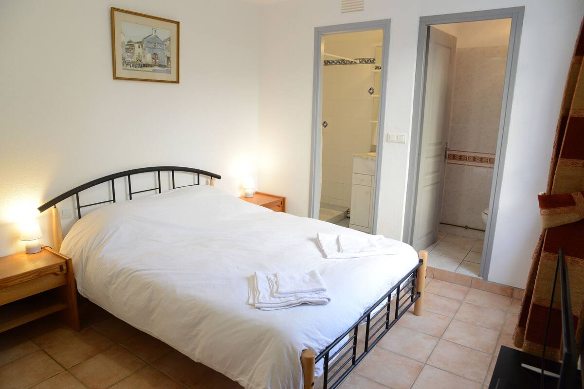 Rollaway beds, free WiFi, bed sheets