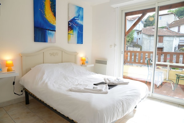 Rollaway beds, free WiFi, bed sheets