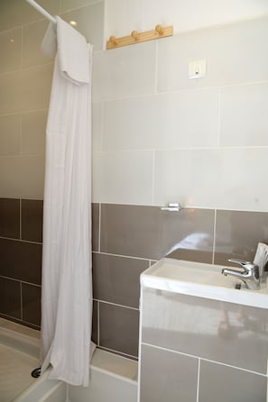 Comfort tweepersoonskamer, uitzicht op rivier (2) | Badkamer | Een douche, gratis toiletartikelen, een haardroger, handdoeken