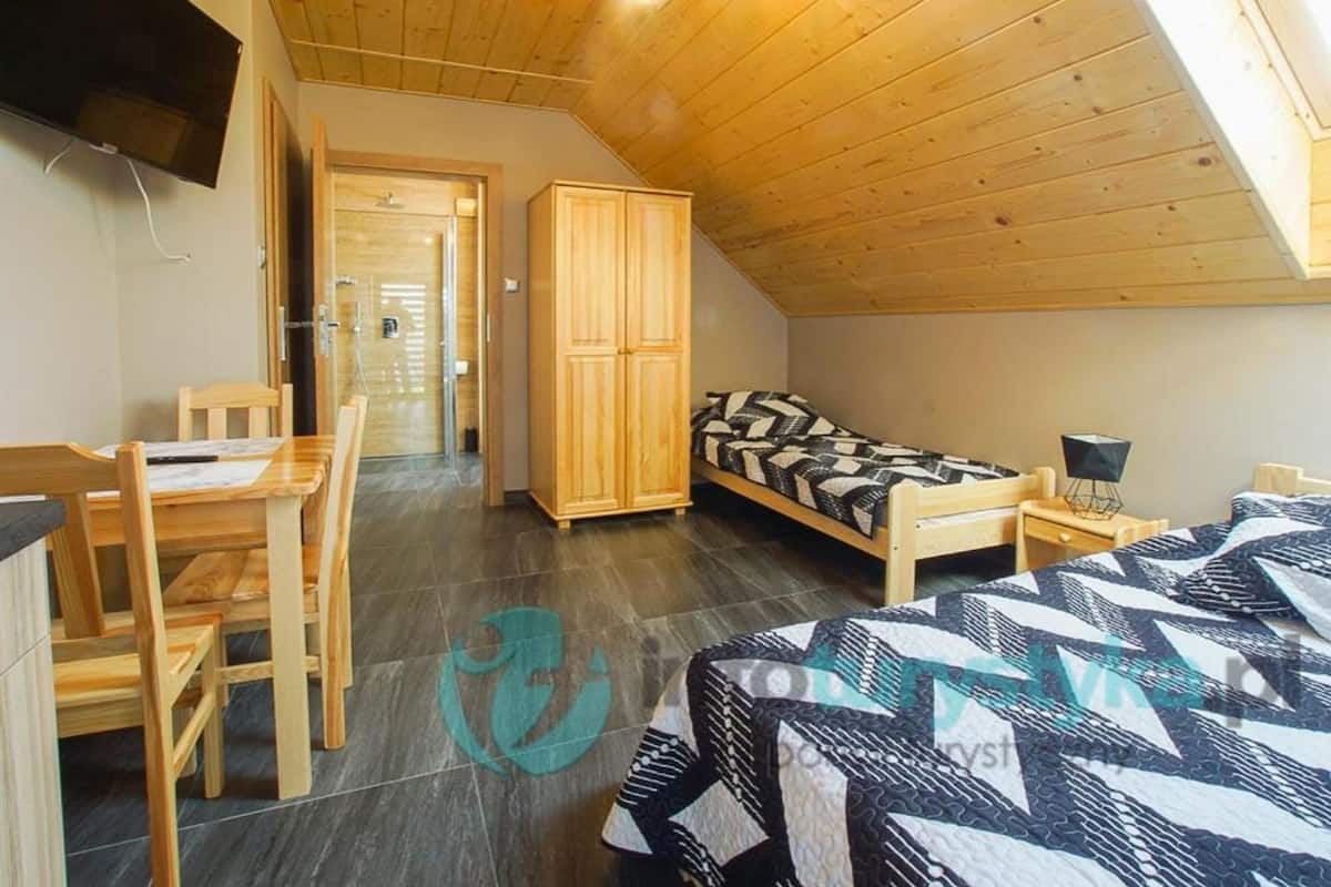 Comfort kamer | Woonruimte | Een flatscreentelevisie en vloerverwarming