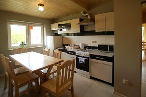 Habitación triple básica (1) | Ropa de cama de alta calidad y decoración personalizada 