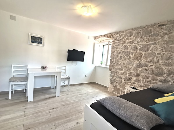 Studio | Living room | Flat-screen TV