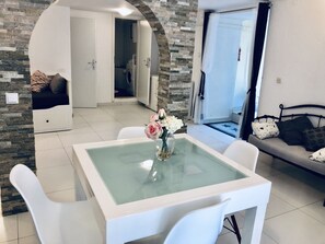 Apartment, 1 Schlafzimmer | Wohnbereich | Flachbildfernseher