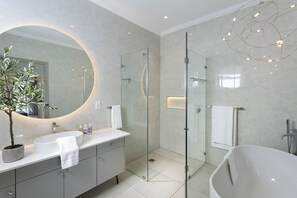 Presidential Villa | Bathroom | Free toiletries, hair dryer, electronic bidet, towels - Kunjani Villas (Stellenbosch)