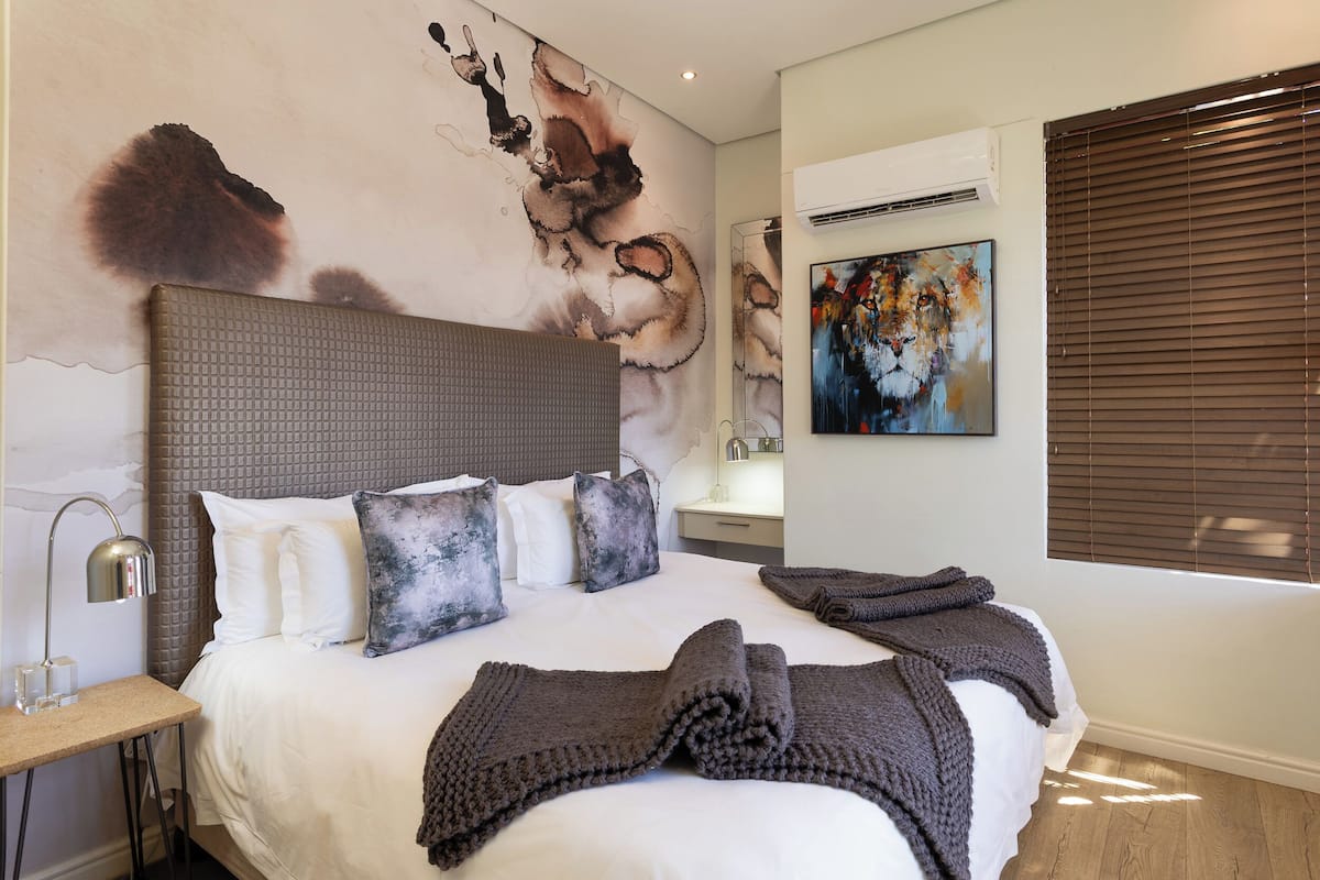 Stolen Chicken Villa | 2 bedrooms, hypo-allergenic bedding, in-room safe, laptop workspace