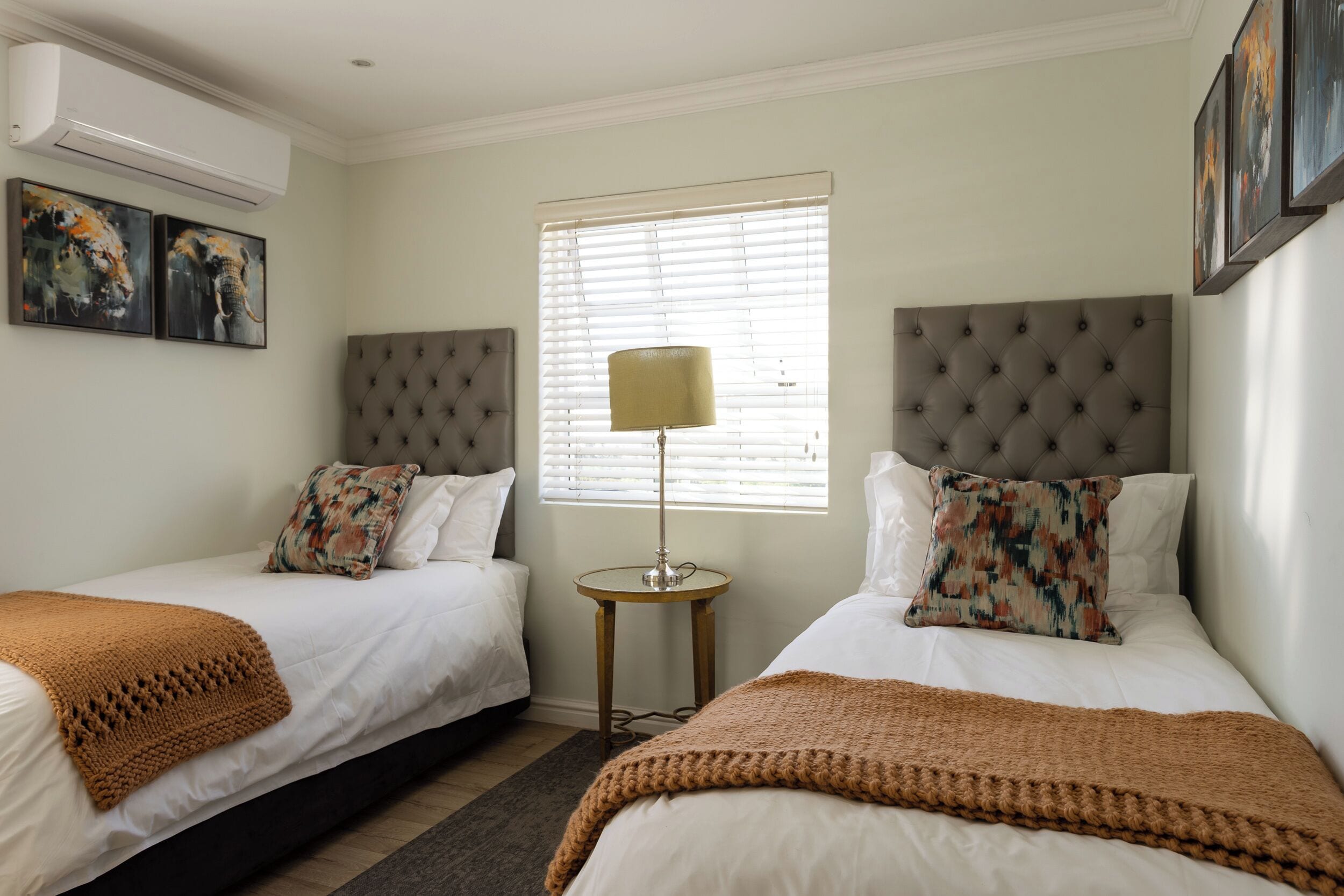 ملاءات للفراش لا تسبب الحساسية وخزنة داخل الغرفة