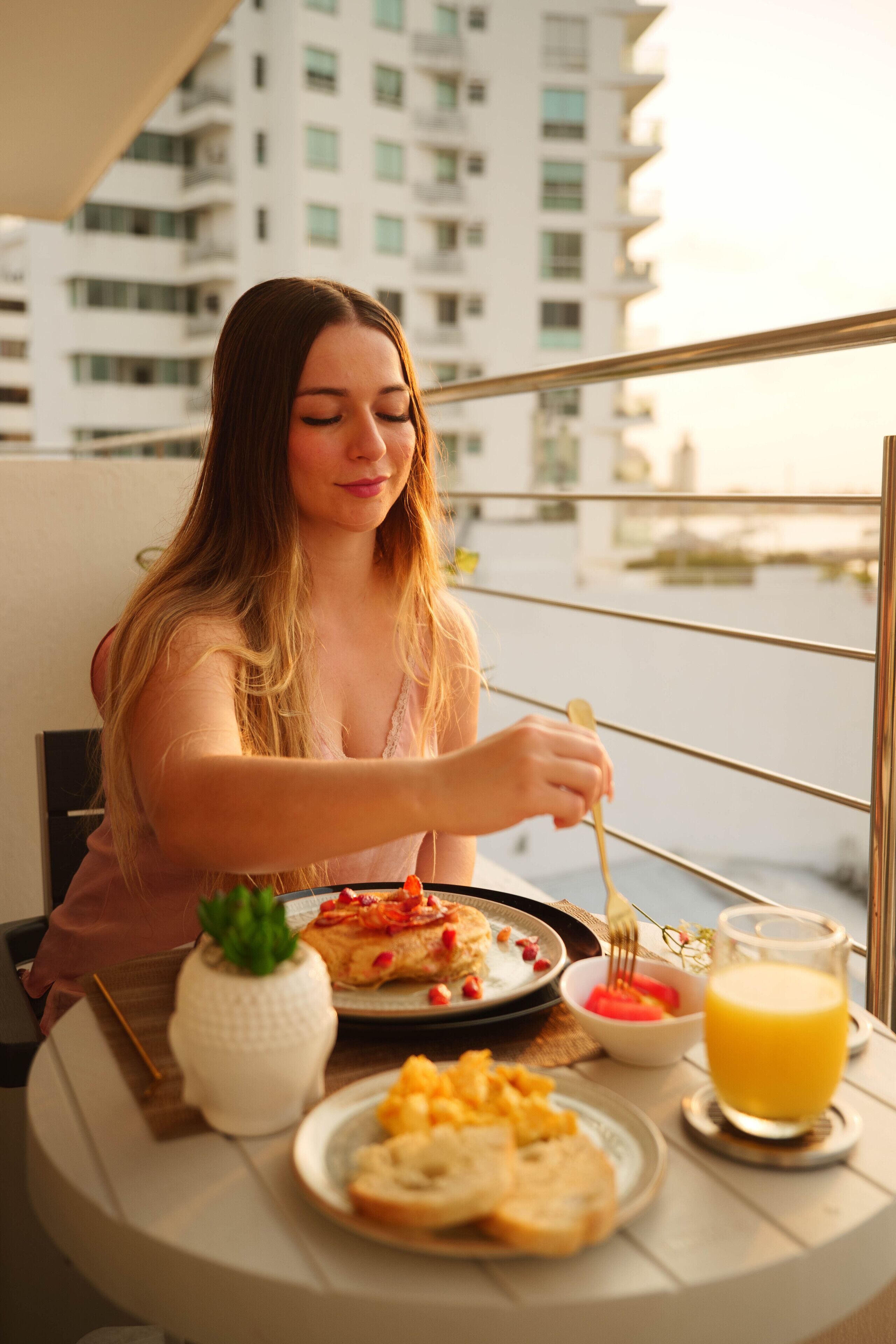 Senger med overmadrass, skrivebord og skrivebord for bærbar PC