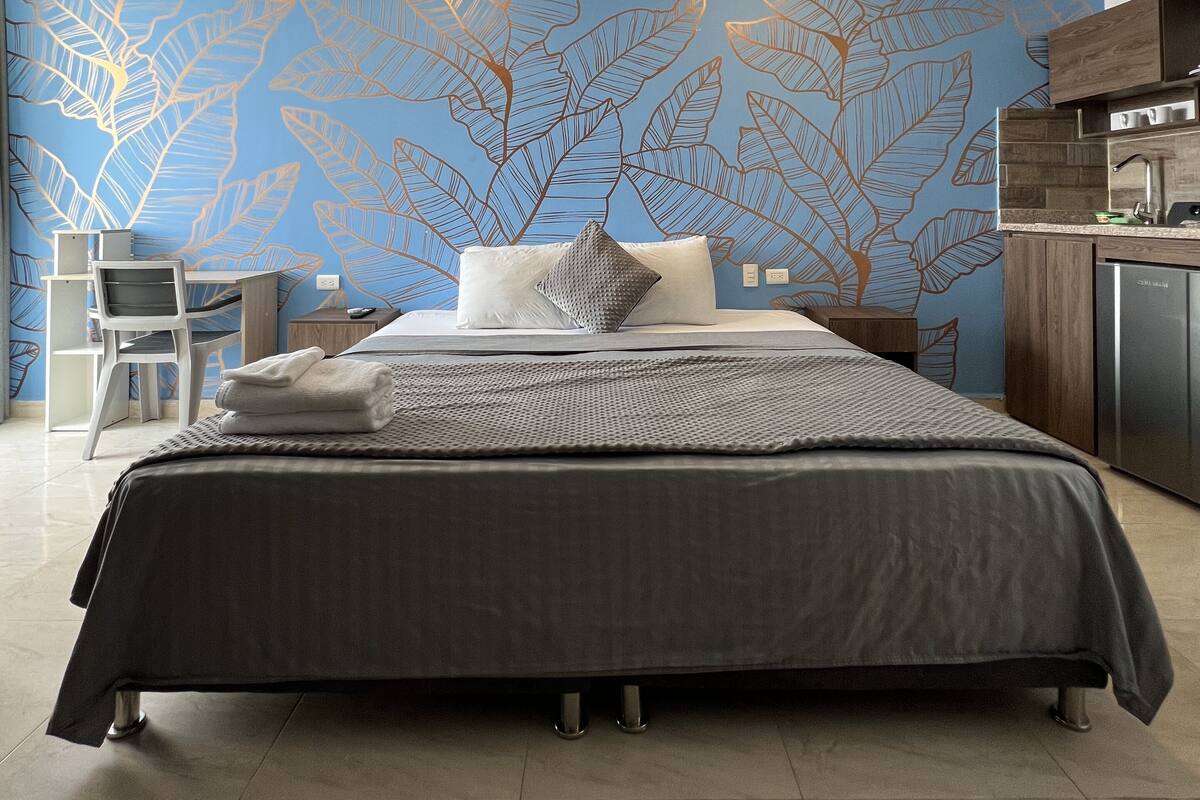 Double Room with Kitchen and Balcony | Pillowtop-Betten, Schreibtisch, laptopgeeigneter Arbeitsplatz