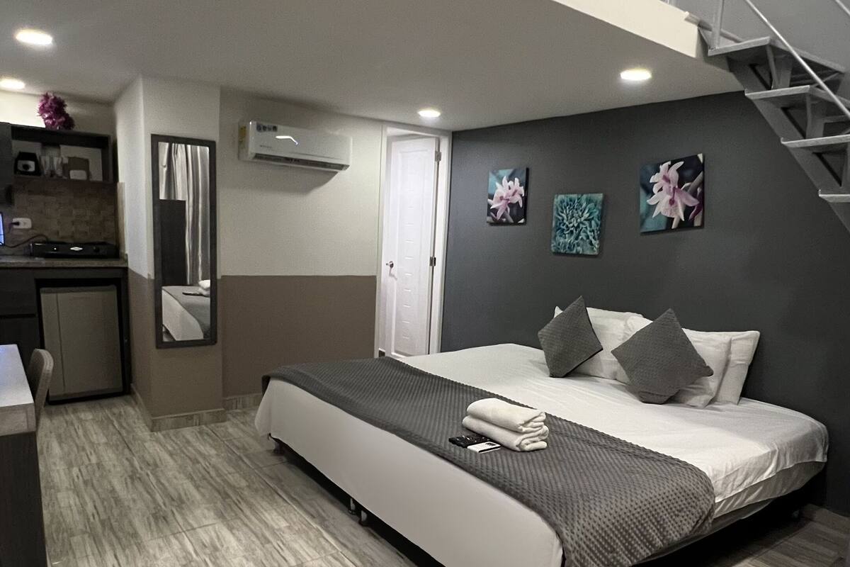 Familien-Vierbettzimmer | Pillowtop-Betten, Schreibtisch, laptopgeeigneter Arbeitsplatz