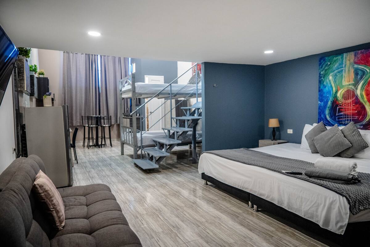 Familienapartment, Mehrere Betten, barrierefrei, Nichtraucher | Pillowtop-Betten, Schreibtisch, laptopgeeigneter Arbeitsplatz