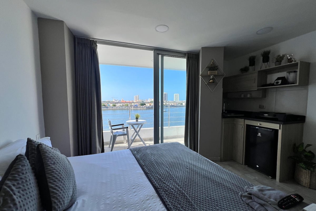 Premium Suite | 1 bedroom, pillowtop beds, desk, laptop workspace
