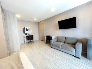 Rom – premier | Senger med overmadrass, skrivebord og skrivebord for bærbar PC