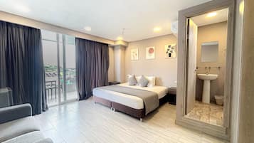 Premier Room | 1 bedroom, pillowtop beds, desk, laptop workspace