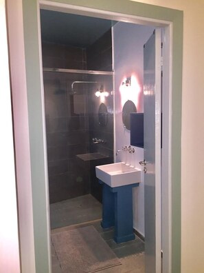 Suite (Bleue) | Bathroom | Shower, rainfall showerhead, towels - Dar Duccali (Oualidia)