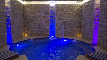 Een sauna, een bubbelbad, een stoombad, warm/mineraalwaterbronnen