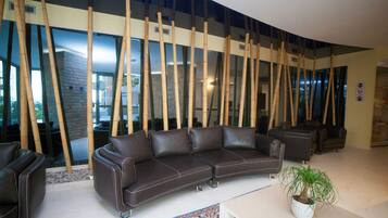 Coin salon dans le hall