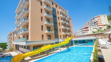 Piscina coperta, piscina stagionale all'aperto, ombrelloni da piscina