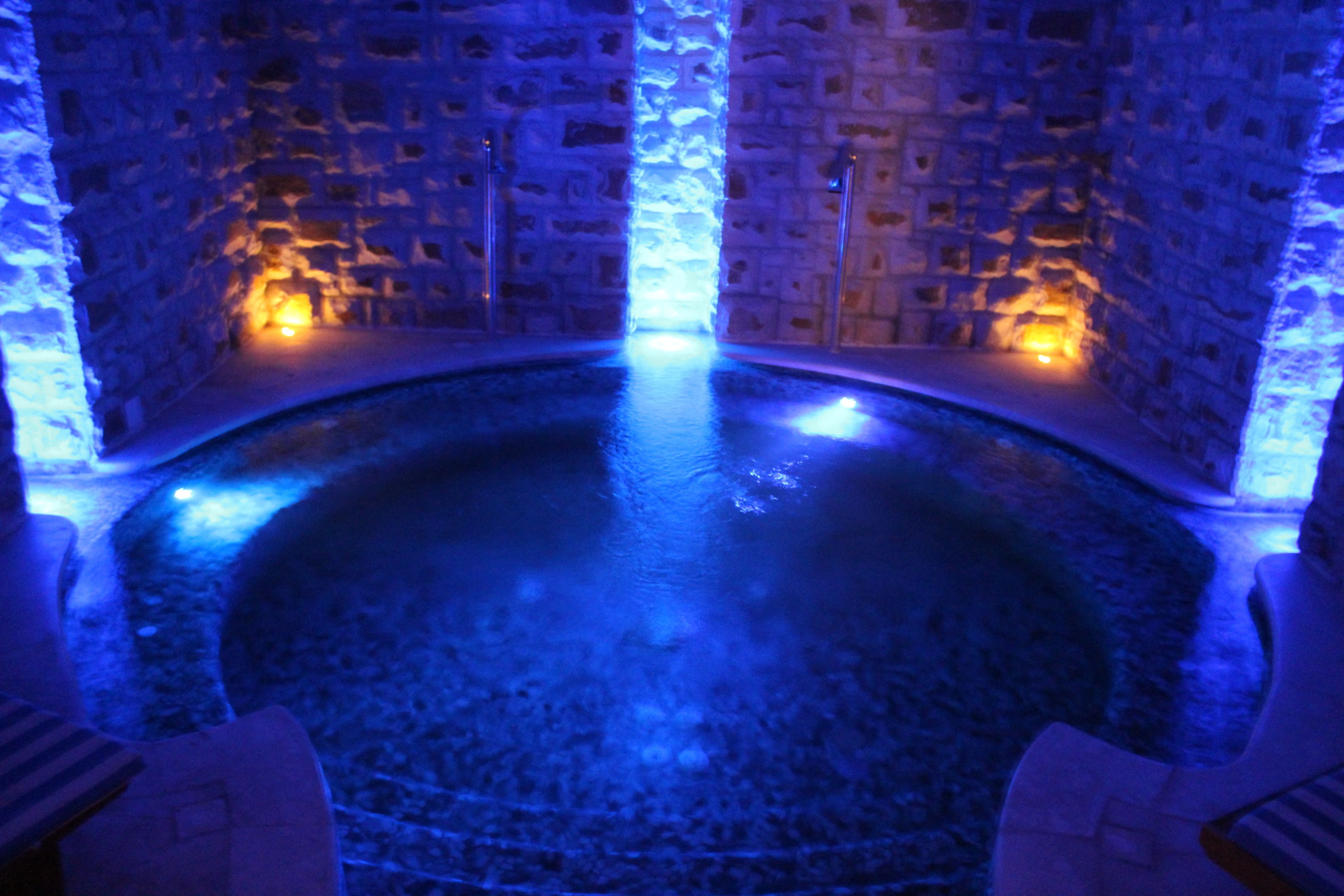 Sauna, poreallas, höyrysauna, kuumia lähteitä, hierontapalveluita