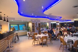 3 Bars/Lounges