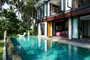 A modern house with a swimming pool, large windows, and a balcony. - 4 bedroom private pool villa (Ubud)