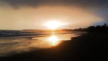 Ranta lähistöllä, rantapyyhkeitä