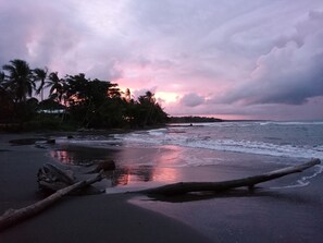 Beach nearby, beach towels - Unique house with king bed and air-con, 3 minutes walk from the beach (Cahuita)