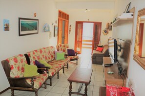 Fernseher, DVD-Player, Tischtennisplatte, Stereoanlage