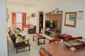 Una televisión, un reproductor de DVD, una mesa de tenis de mesa