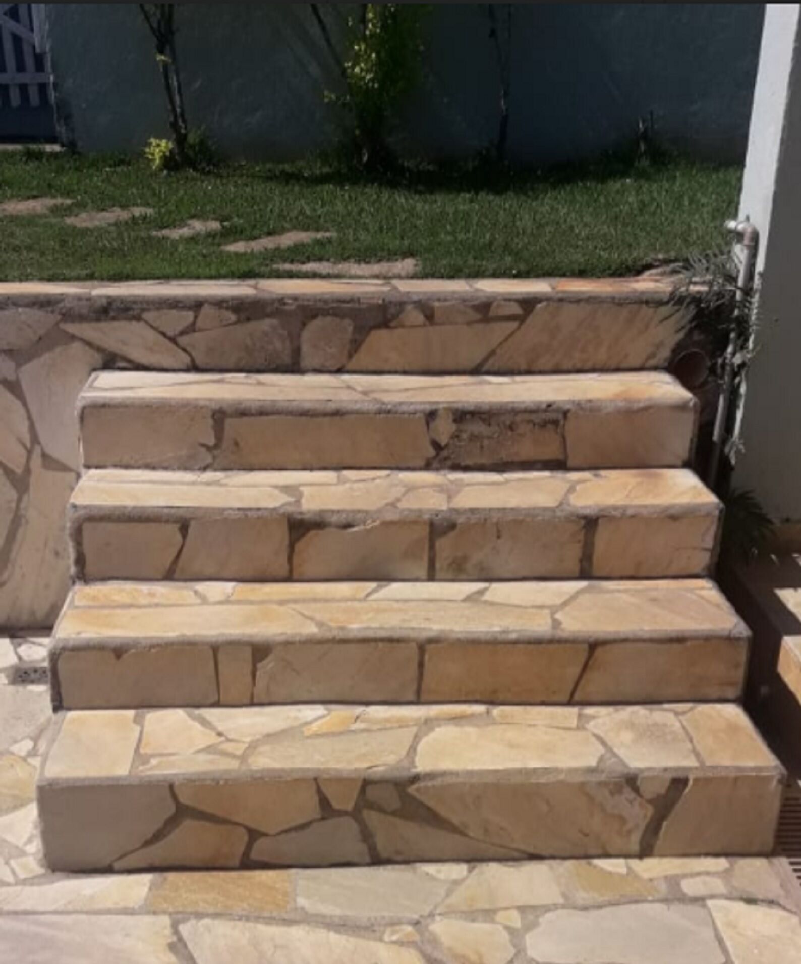 Un escalier en pierre menant à une porte.