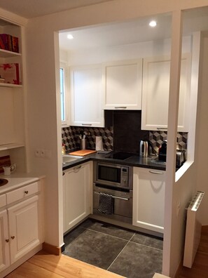 Kjøleskap, mikrobølgeovn, kokeplater og oppvaskmaskin