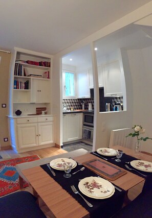 Dining - Small house, completely reniewed, at the back of a silent yard, with trees. (Paris)