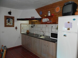 Kjøleskap, mikrobølgeovn, kokeplater og kaffetrakter/tekoker