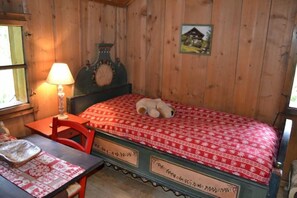 5 bedrooms, iron/ironing board, free WiFi, bed sheets