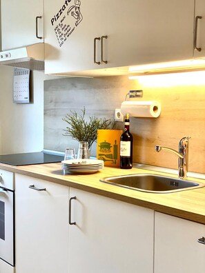 Fridge, microwave, oven, stovetop