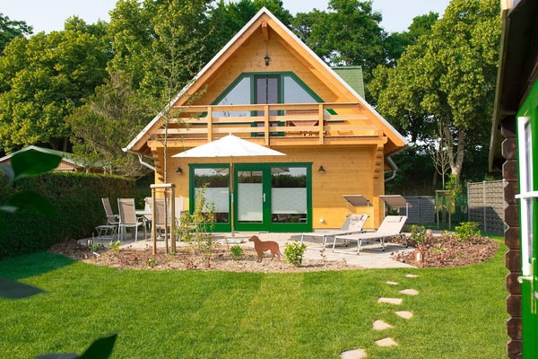 Ferienhaus "F.Winkler". Blockbohlenhaus. Große Sonnenterrasse. Alleingrundstück.