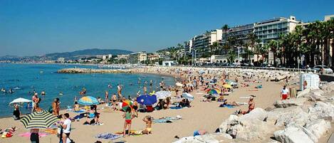 Una spiaggia nelle vicinanze