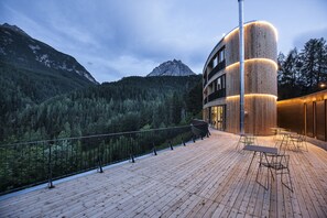 Terrace/patio - Hotel Arnica Scuol - Adults only (Scuol)