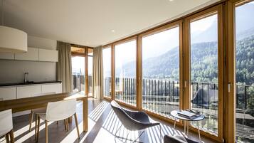 Superior-Suite, 1Â King-Bett, Bergblick | Wohnbereich