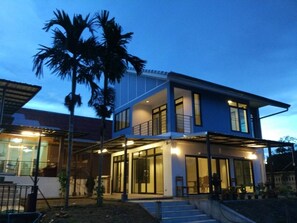 Fachada de la propiedad por la tarde o noche