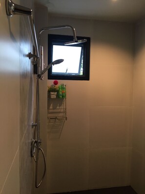 Queen Room with Balcony | Bathroom shower - Tawang Home (Mae Rim)