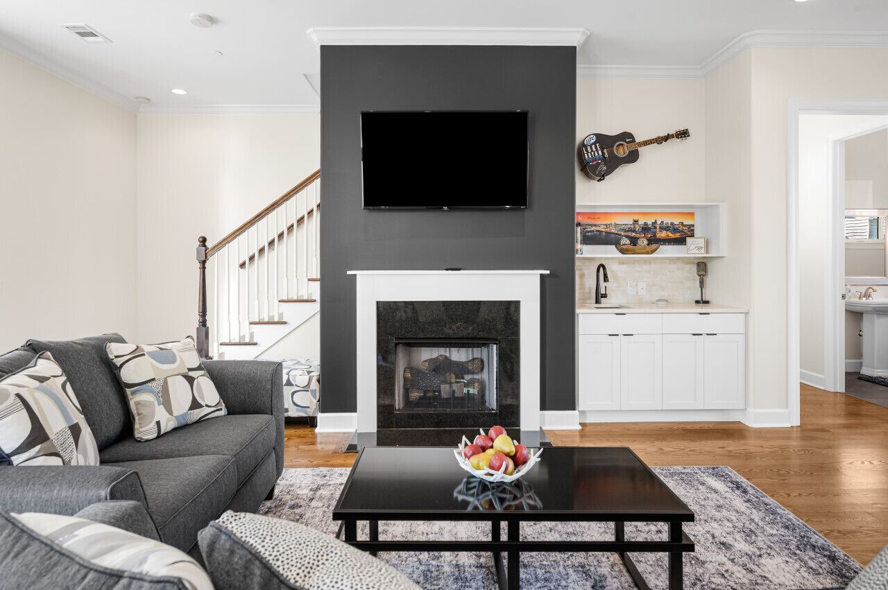 Convenient Downtown 6 Bed 2.5 B NFL Sunday Ticket