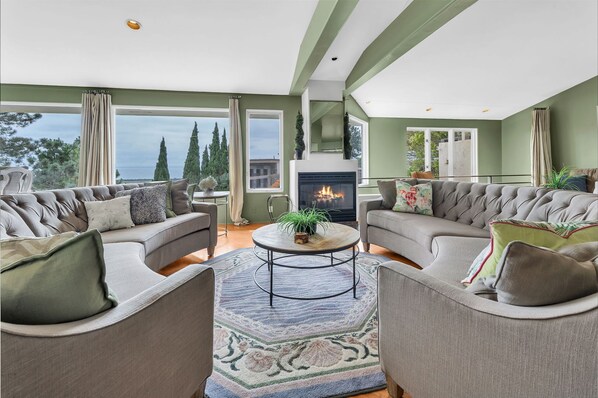 Fernseher, Kamin, DVD-Player, Tischfußball