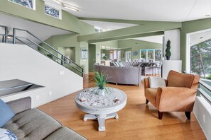 テレビ、暖炉、DVD プレーヤー、テーブルサッカー台