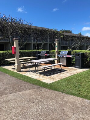 Outdoor dining - Beautiful Napili Shores Condo!  (Lahaina)