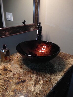 Kombination af bruser/badekar, hårtørrer, håndklæder, Sæbe