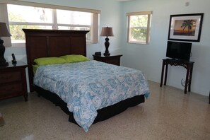 2 bedrooms, iron/ironing board, WiFi, bed sheets - Fun in the Sun @ Ormond Beach, walk to the beach! (Ormond Beach)
