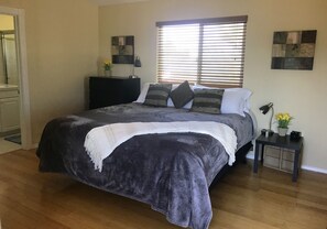 2 bedrooms, iron/ironing board, travel crib, WiFi - Private Guest House, Sleeps 6, Infinity Pool, Jacuzzi, Pet-Friendly, Wineries (Paso Robles)